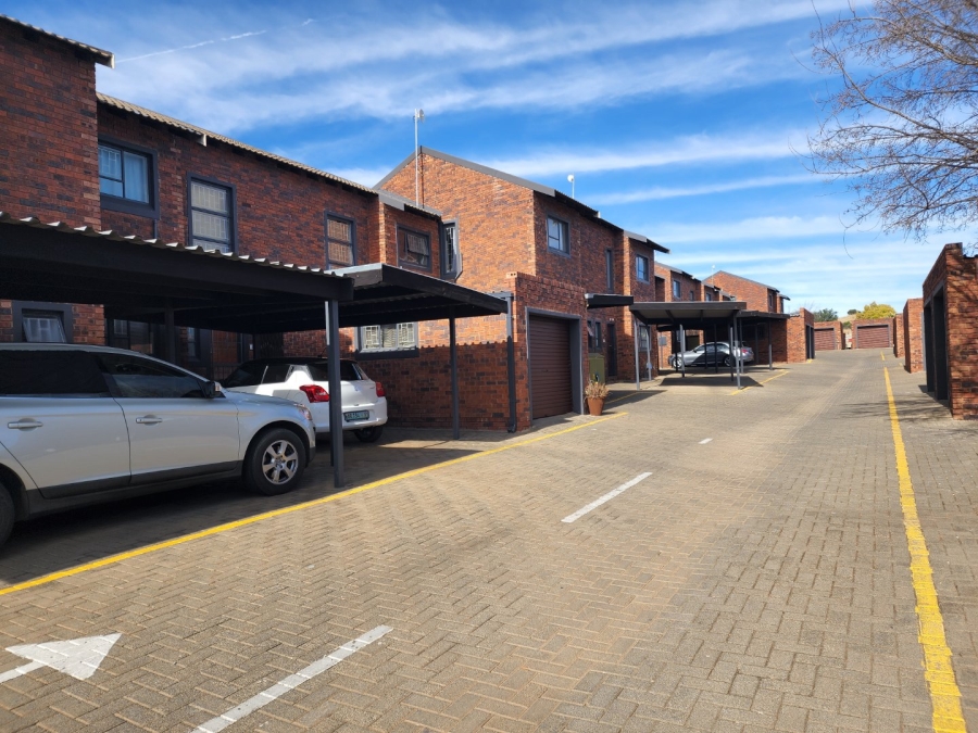 2 Bedroom Property for Sale in Langenhovenpark Free State